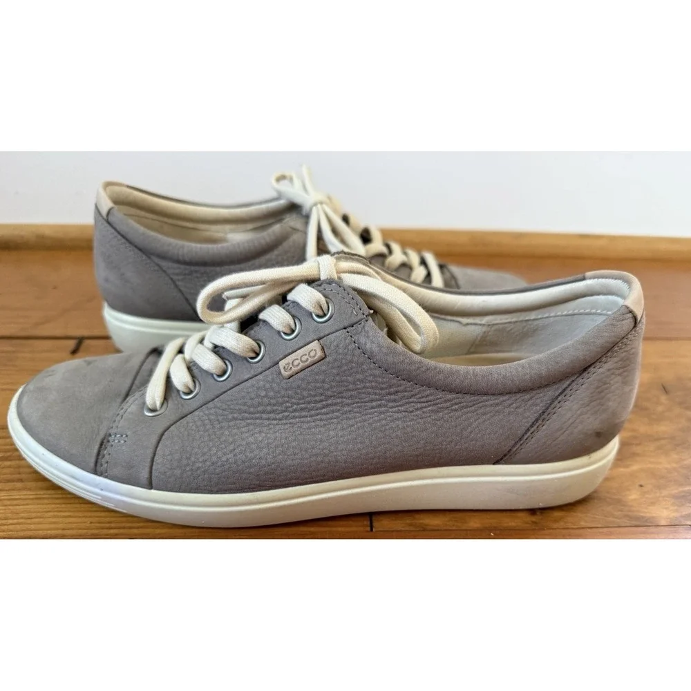 Ecco lace up